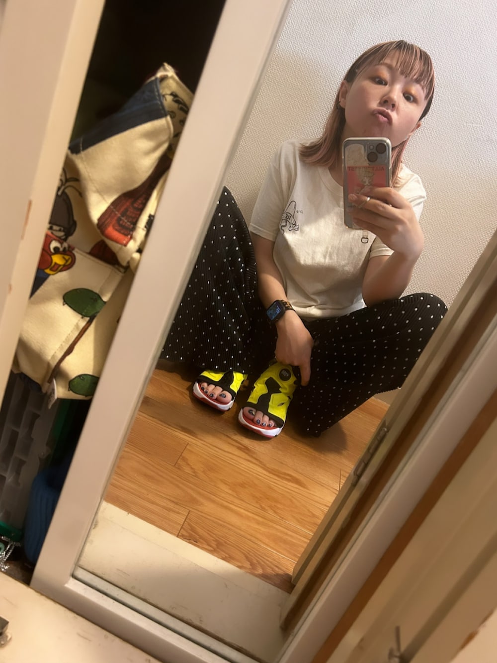 ホワイト系のTシャツ/カットソー、ブラック系のその他パンツ、イエロー系のサンダルを着用したレディースの夏コーディネートの2枚目の写真