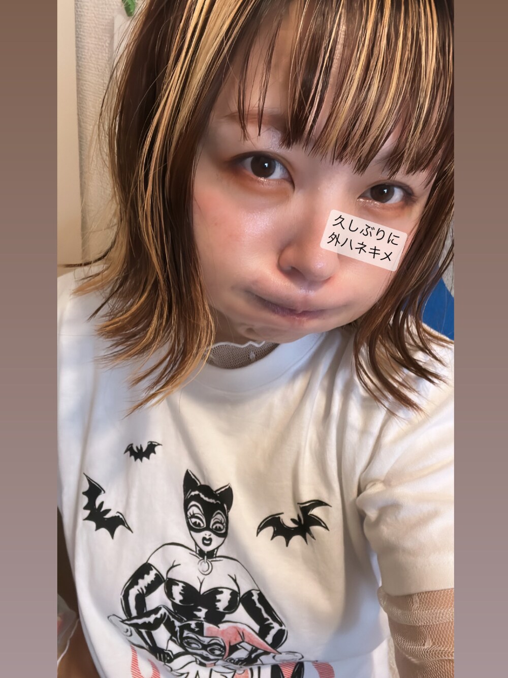 ホワイト系のTシャツ/カットソー、ホワイト系のスウェットパンツ、ホワイト系のスニーカーを着用したレディースの秋コーディネートの3枚目の写真