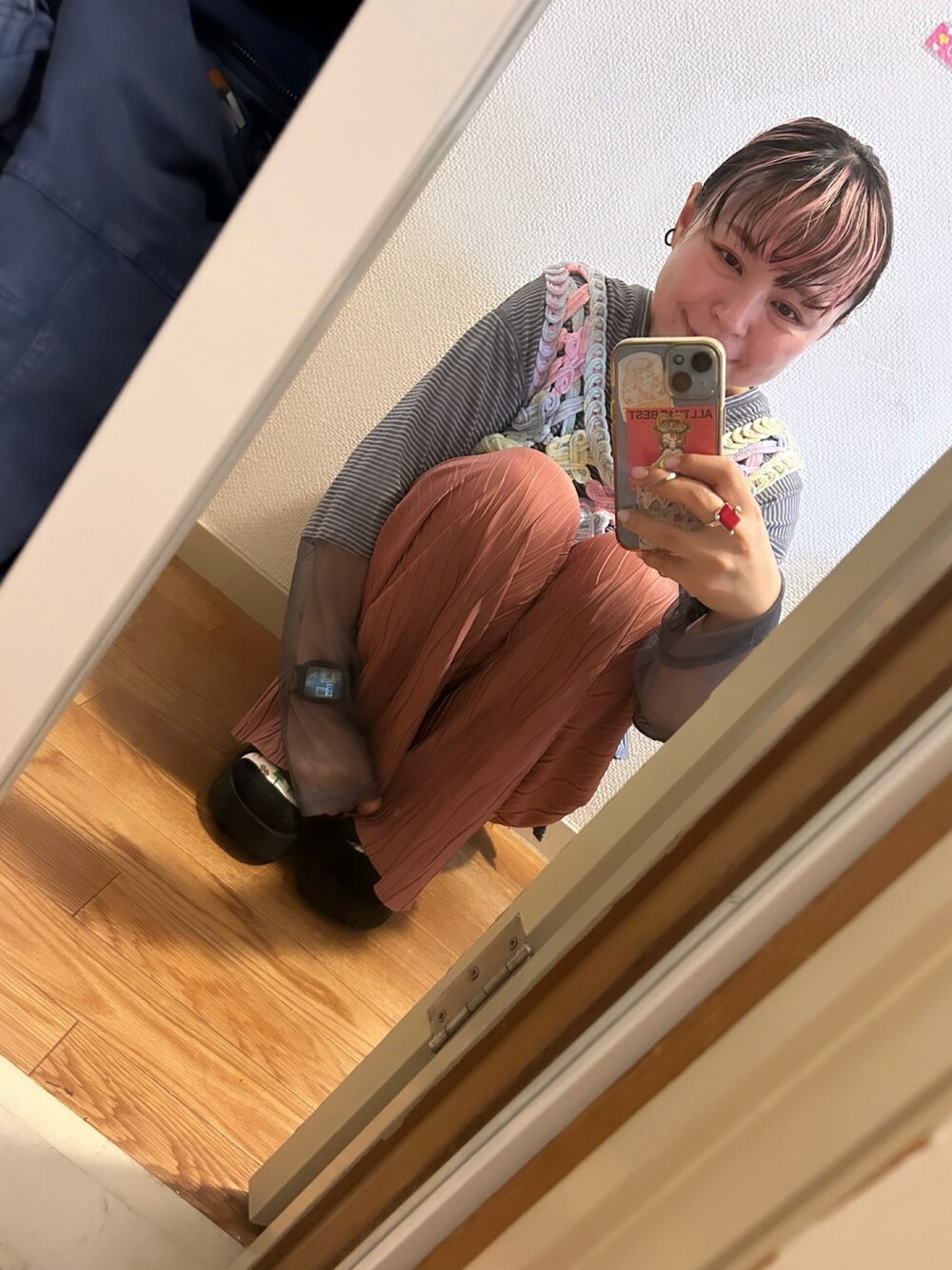 グレー系のTシャツ/カットソーを着用したレディースの春コーディネートの2枚目の写真