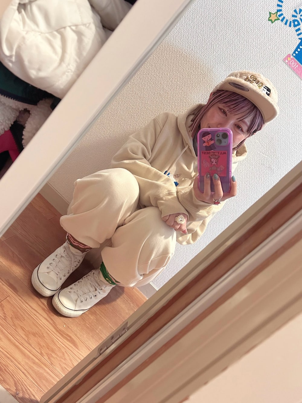「adidasのバレンタインデー パンツ / アディダスオリジナルス（ジェンダーニュートラル）（スウェットパンツ、ホワイト系）」を使った、◎みお◎さん（レディース・150cm）の冬コーディネートの3枚目の写真