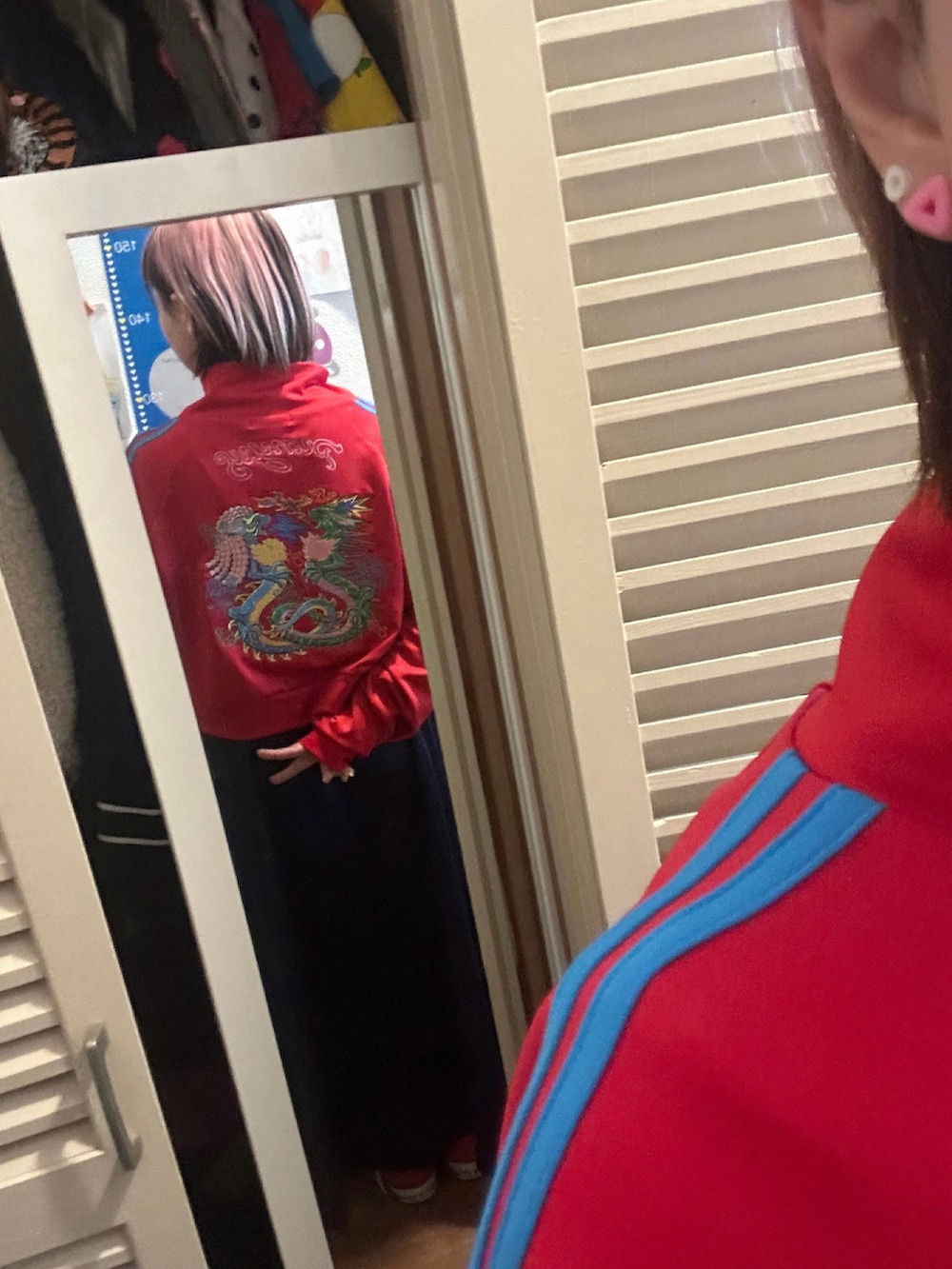 ブラック系のジャージを着用したレディースの春コーディネートの3枚目の写真