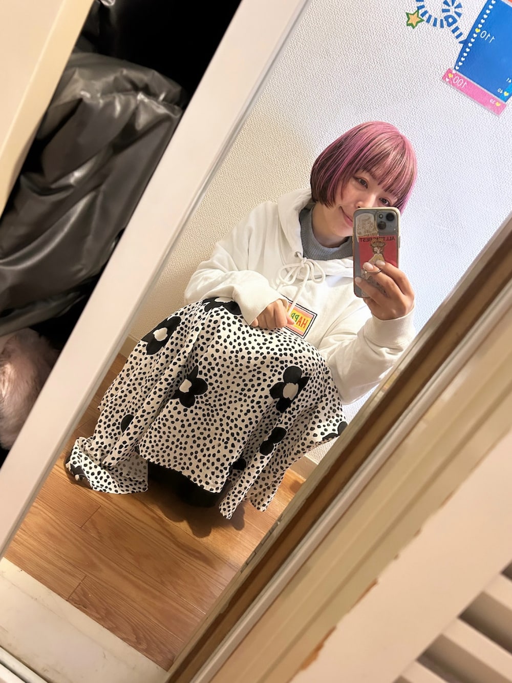 ホワイト系のパーカーを着用したレディースの春コーディネートの2枚目の写真
