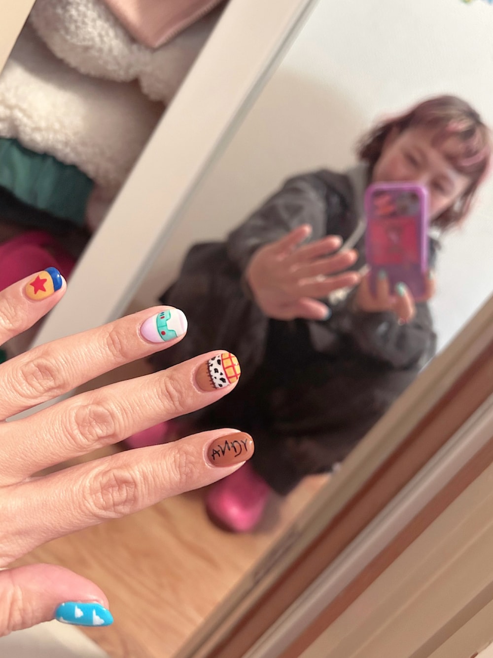 ブラック系のデニムジャケットを着用したレディースの冬コーディネートの3枚目の写真