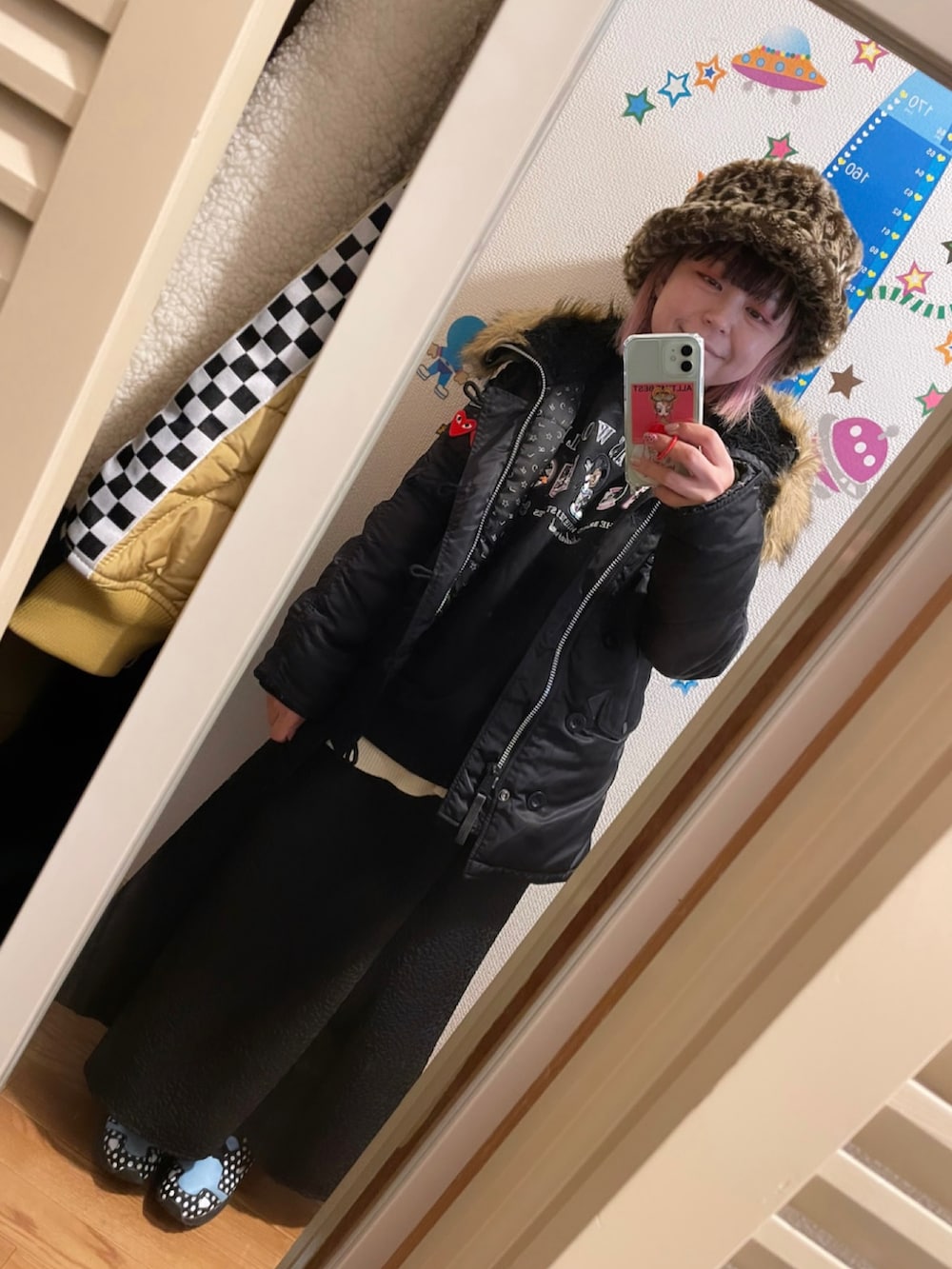「低身長、低身長コーデ、低身長女子、ミッキー、adidas、ポンプフューリー、ひょう柄、バケハ」｜「adidasのルーズ ディズニー スウェット / トレーナー / アディダスオリジナルス（レディース）（スウェット、ブラック系）」を使った、◎みお◎さん（レディース・150cm）の冬コーディネートの2枚目の写真