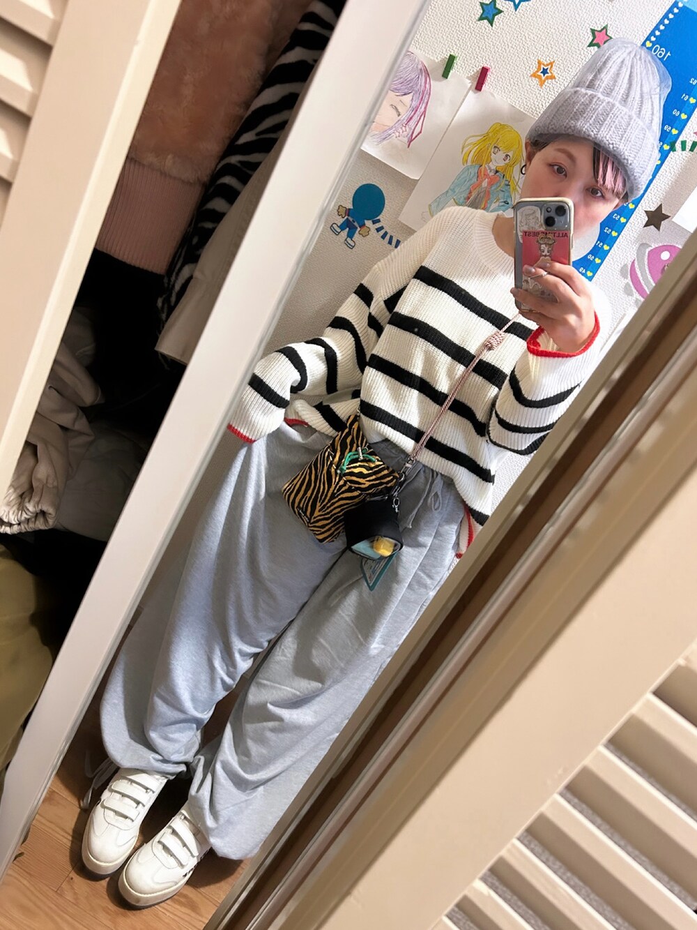 ホワイト系のニット/セーター、グレー系のスウェットパンツ、ベージュ系のスニーカーを着用したレディースの冬コーディネートの2枚目の写真