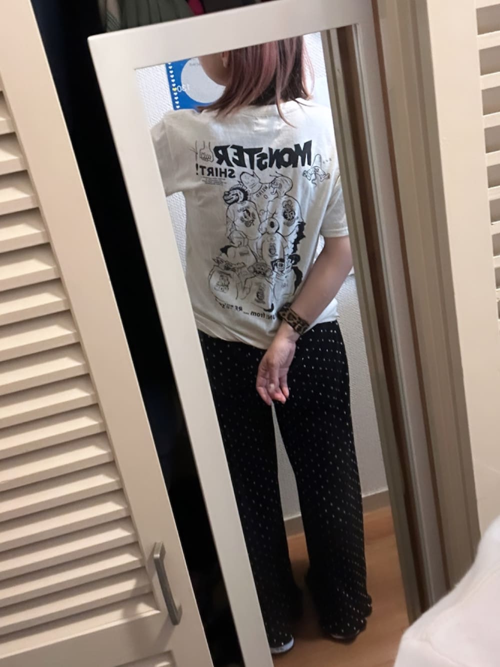 ホワイト系のTシャツ/カットソー、ブラック系のその他パンツ、イエロー系のサンダルを着用したレディースの夏コーディネートの3枚目の写真