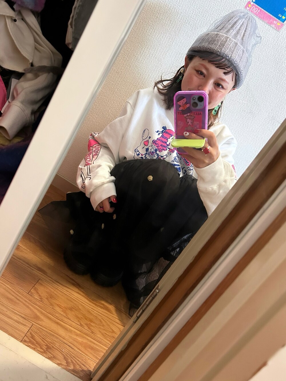 グレー系のニットキャップ/ビーニーを着用したレディースの秋コーディネートの2枚目の写真