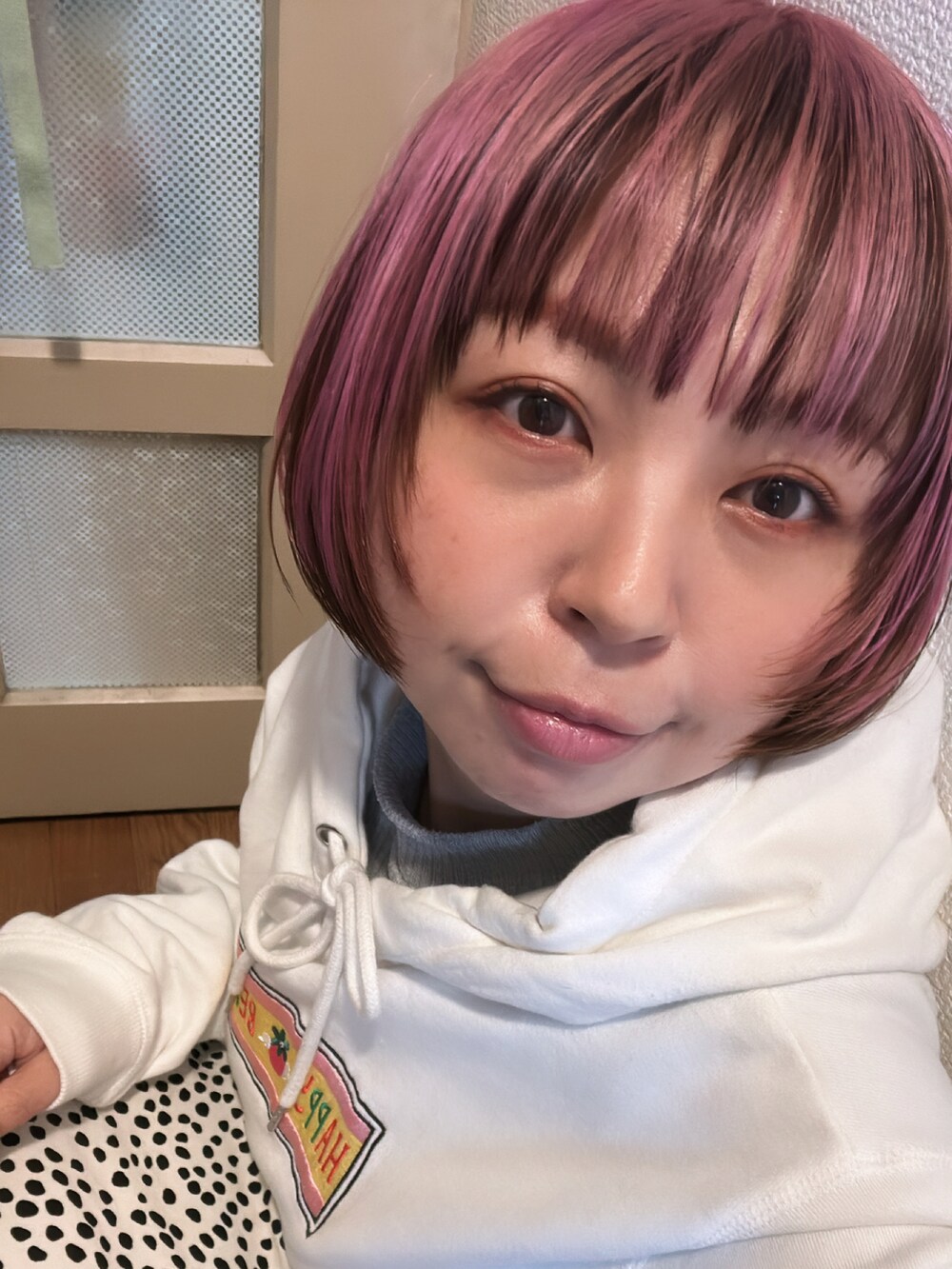 ホワイト系のパーカーを着用したレディースの春コーディネートの3枚目の写真