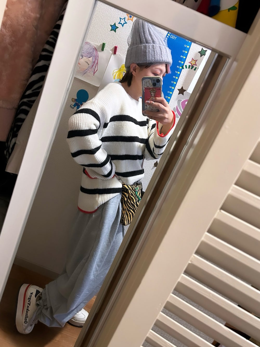 ホワイト系のニット/セーター、グレー系のスウェットパンツ、ベージュ系のスニーカーを着用したレディースの冬コーディネートの4枚目の写真