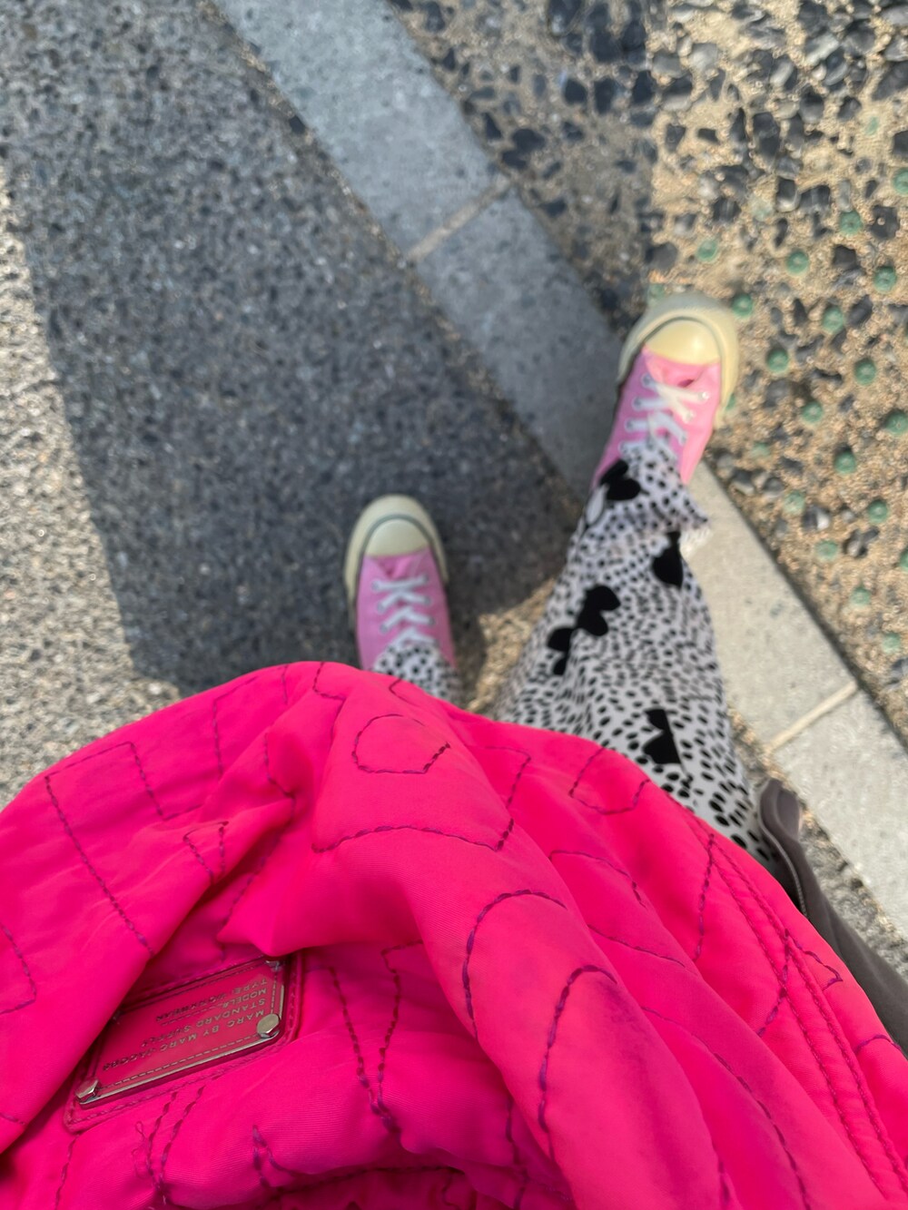 「低身長、低身長コーデ、低身長女子、グレー、モノトーン、ピンク、オールスター、adidas」｜「adidasのアイテム（ニット/セーター、グレー系）」を使った、◎みお◎さん（レディース・150cm）の冬コーディネートの4枚目の写真