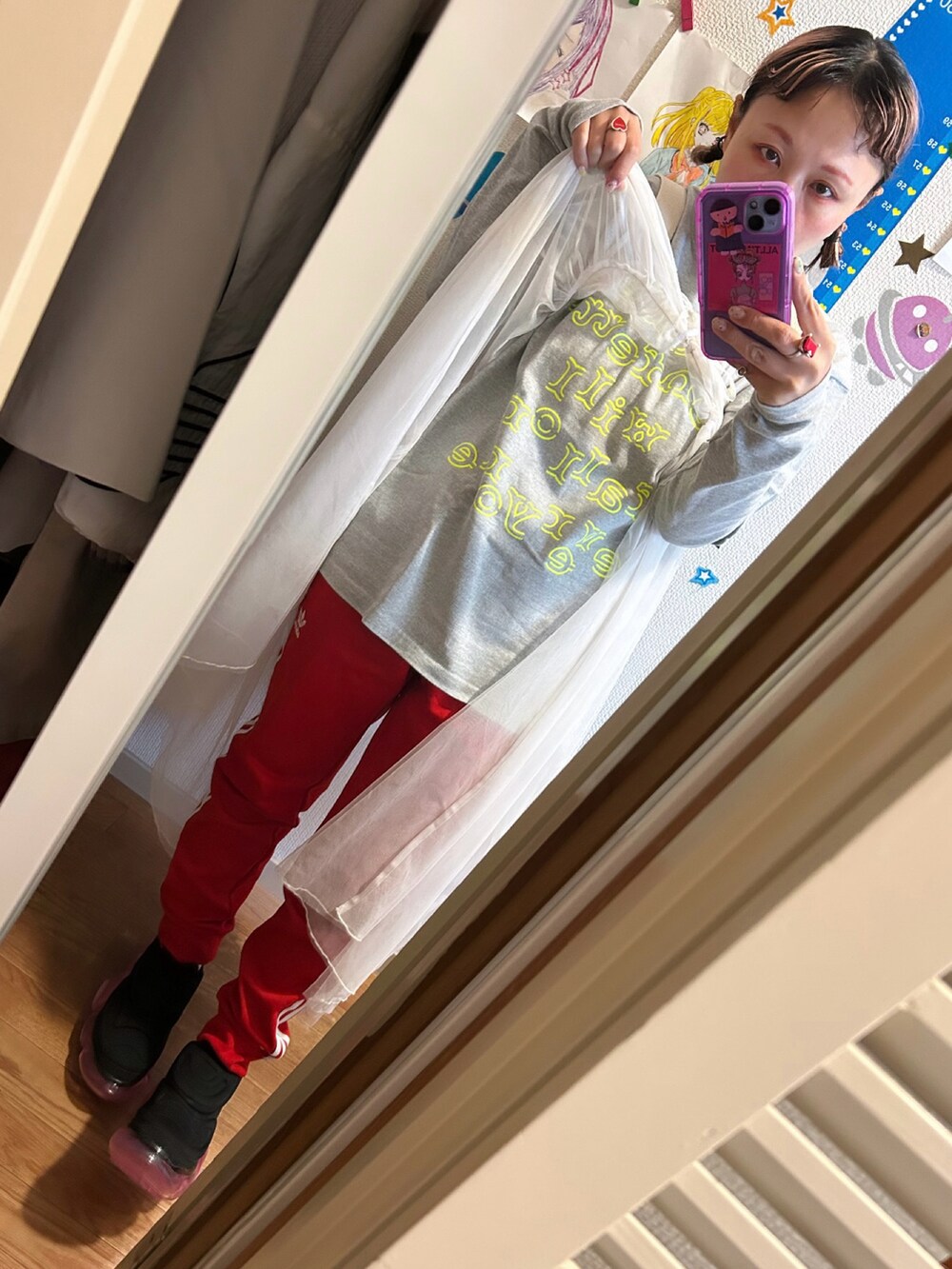 「adidasのアディカラー クラシック プライムブルー スーパースタートラックパンツ（ジャージ）[SST TRACK PANTS PRIMEBLUE] アディダスオリジナルス / adidas Originals（メンズ/レディース）（スウェットパンツ、レッド系）」を使った、◎みお◎さん（レディース・150cm）の冬コーディネートの2枚目の写真