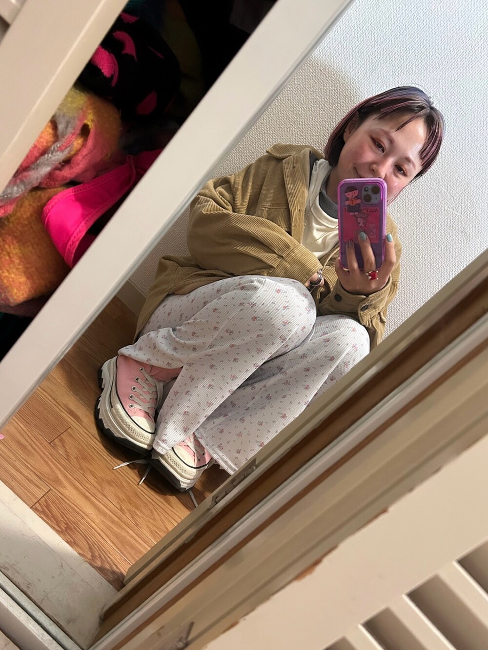 「CONVERSE ALL STARのアイテム（スニーカー、ピンク系）」を使った、◎みお◎さん（レディース・150cm）の冬コーディネートの3枚目の写真