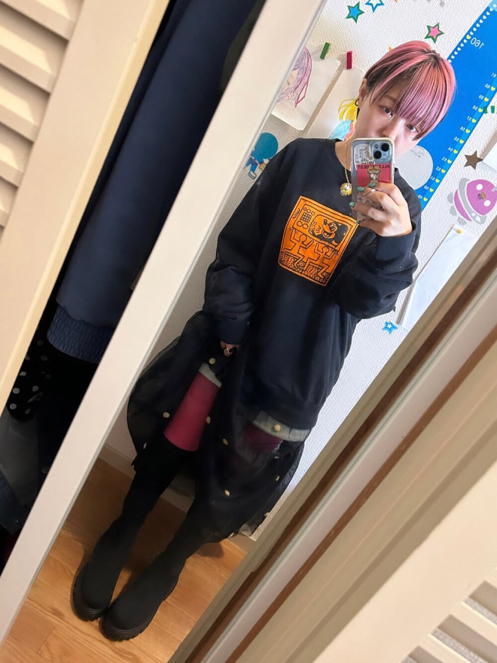 「低身長、低身長女子、COACH、キースへリング、ミッキー、UNIQLO、ロングブーツ、ZARA」｜「UNIQLOのアイテム（スウェット、ブラック系）」を使った、◎みお◎さん（レディース・150cm）の秋コーディネートの2枚目の写真