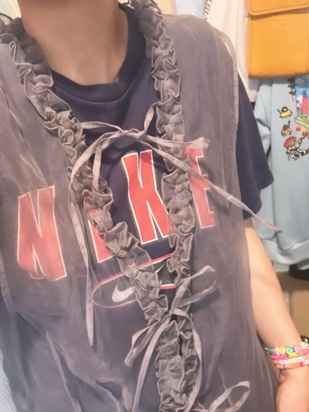 ブラック系のスニーカーを着用したレディースの夏コーディネートの3枚目の写真