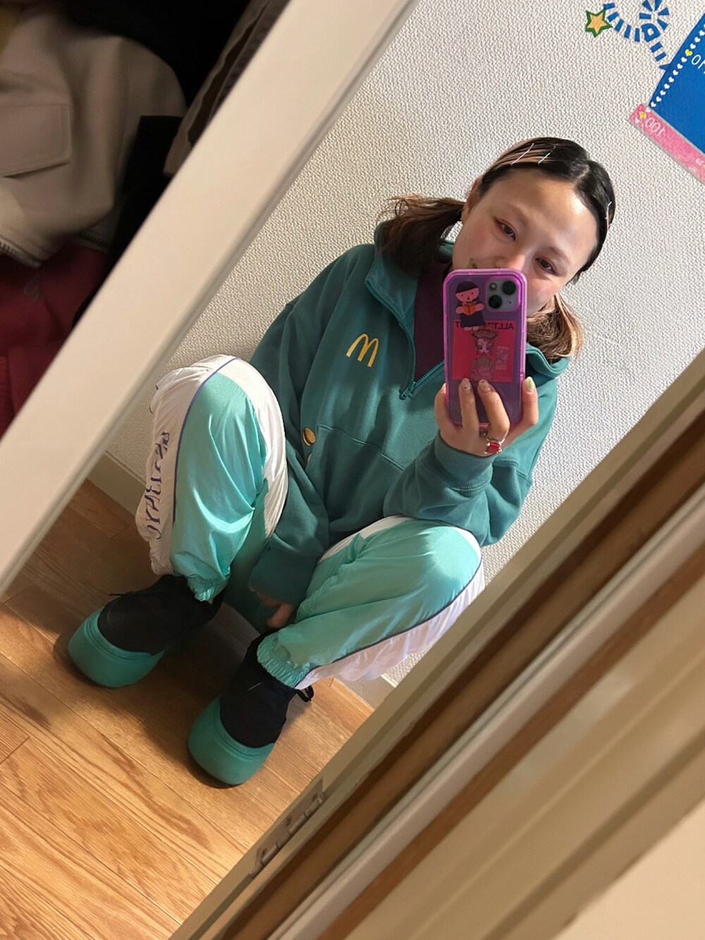 「Design Tshirts Store graniphのアイテム（スウェット、グリーン系）」を使った、◎みお◎さん（レディース・150cm）の冬コーディネートの2枚目の写真