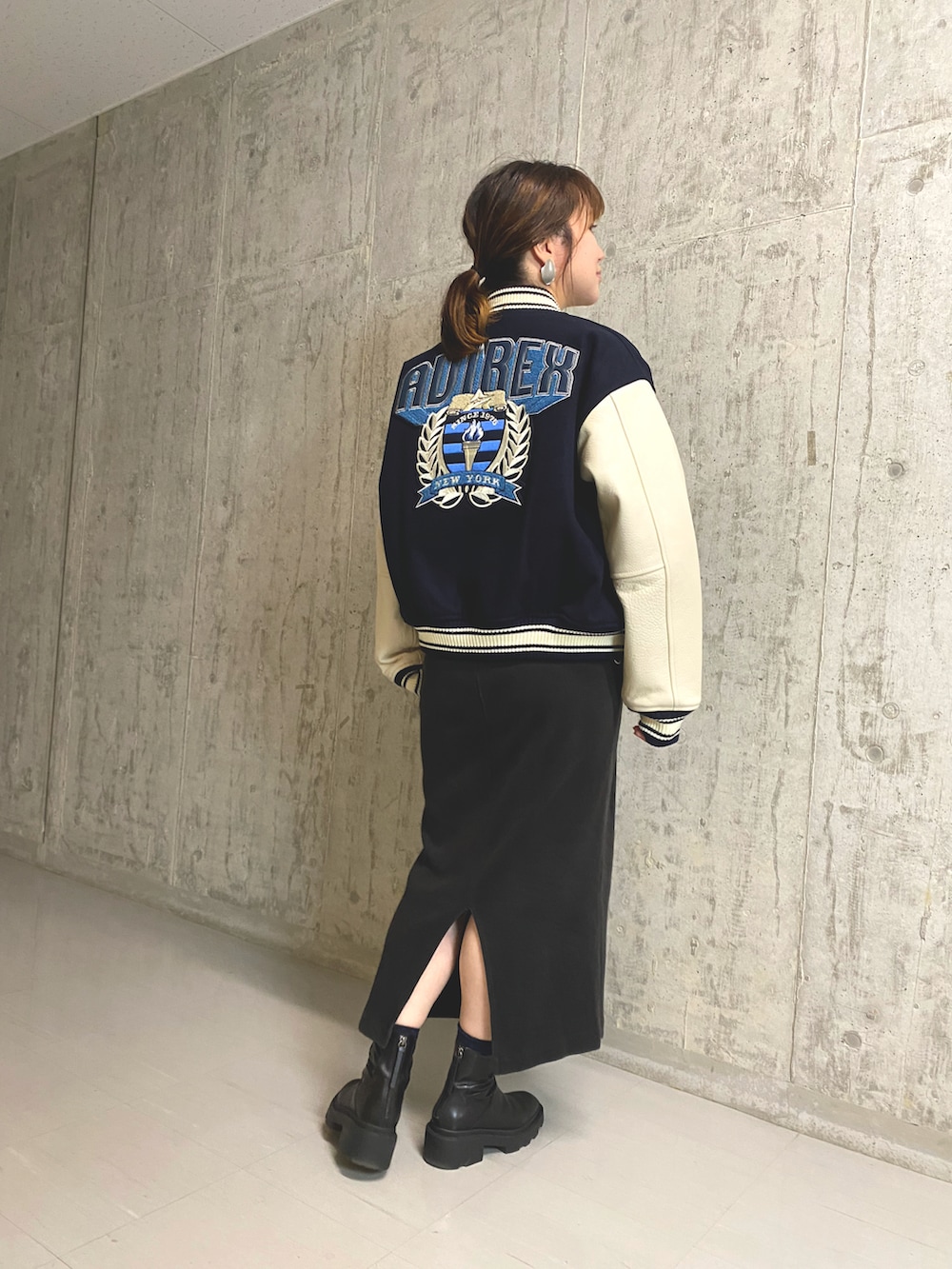 ブルー系のスタジャン、グリーン系のTシャツ/カットソー、ブラック系のソックス/靴下を着用したレディースの秋コーディネートの2枚目の写真