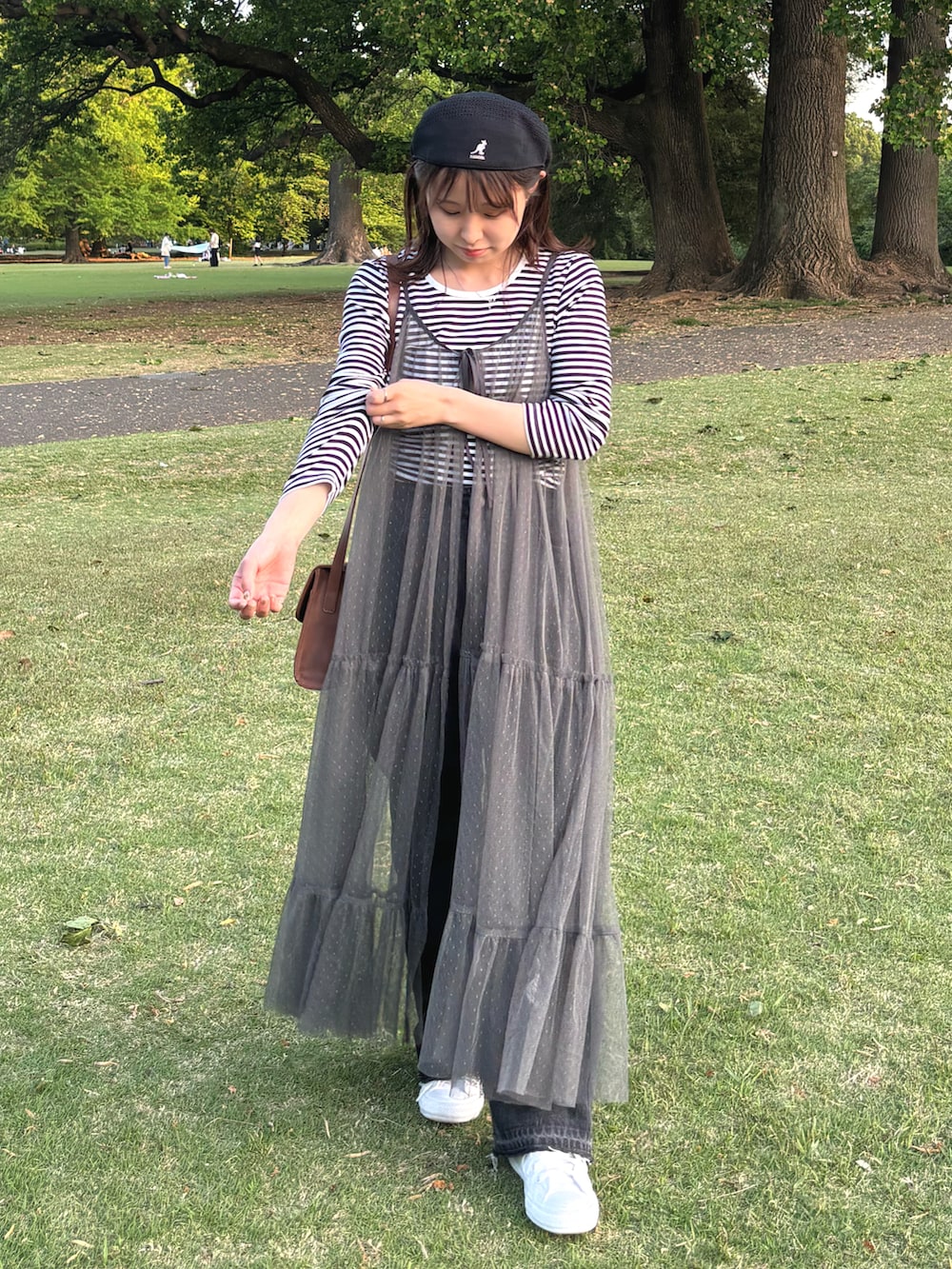 その他のトップス、グレー系のワンピース/ドレス、ブラック系のハンチング/ベレー帽を着用したレディースの春コーディネートの2枚目の写真