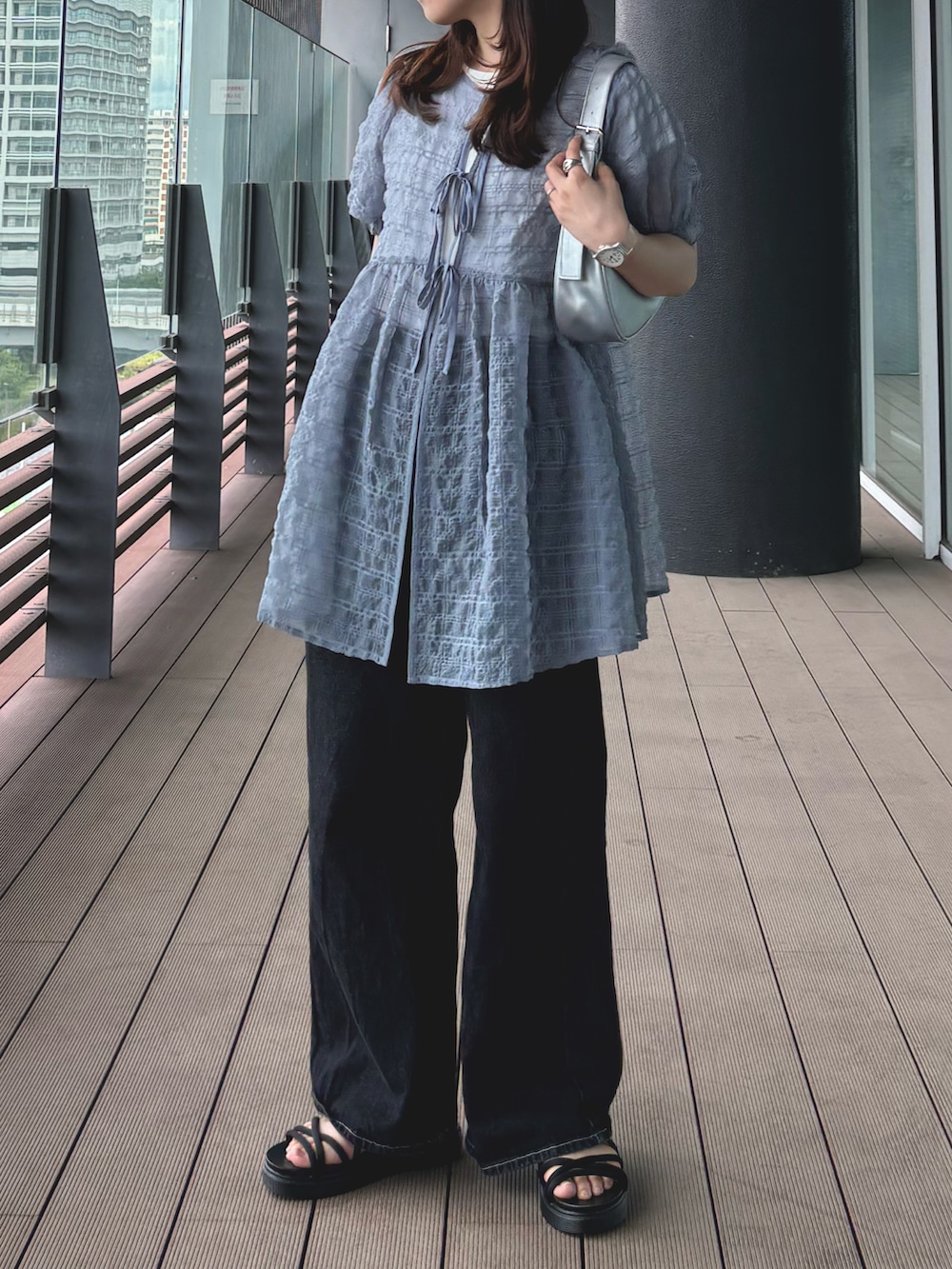 ブラック系のデニムパンツ、ホワイト系のTシャツ/カットソー、グレー系のチュニックを着用したレディースの夏コーディネートの2枚目の写真