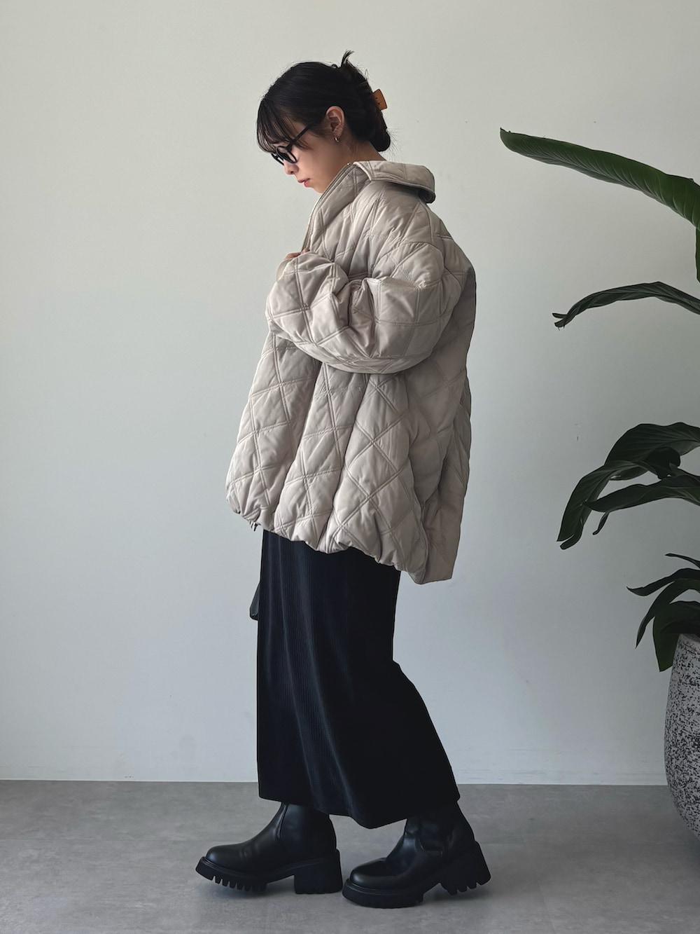 その他のTシャツ/カットソー、ベージュ系のブルゾン、ブラック系のスカートを着用したレディースの秋コーディネートの2枚目の写真