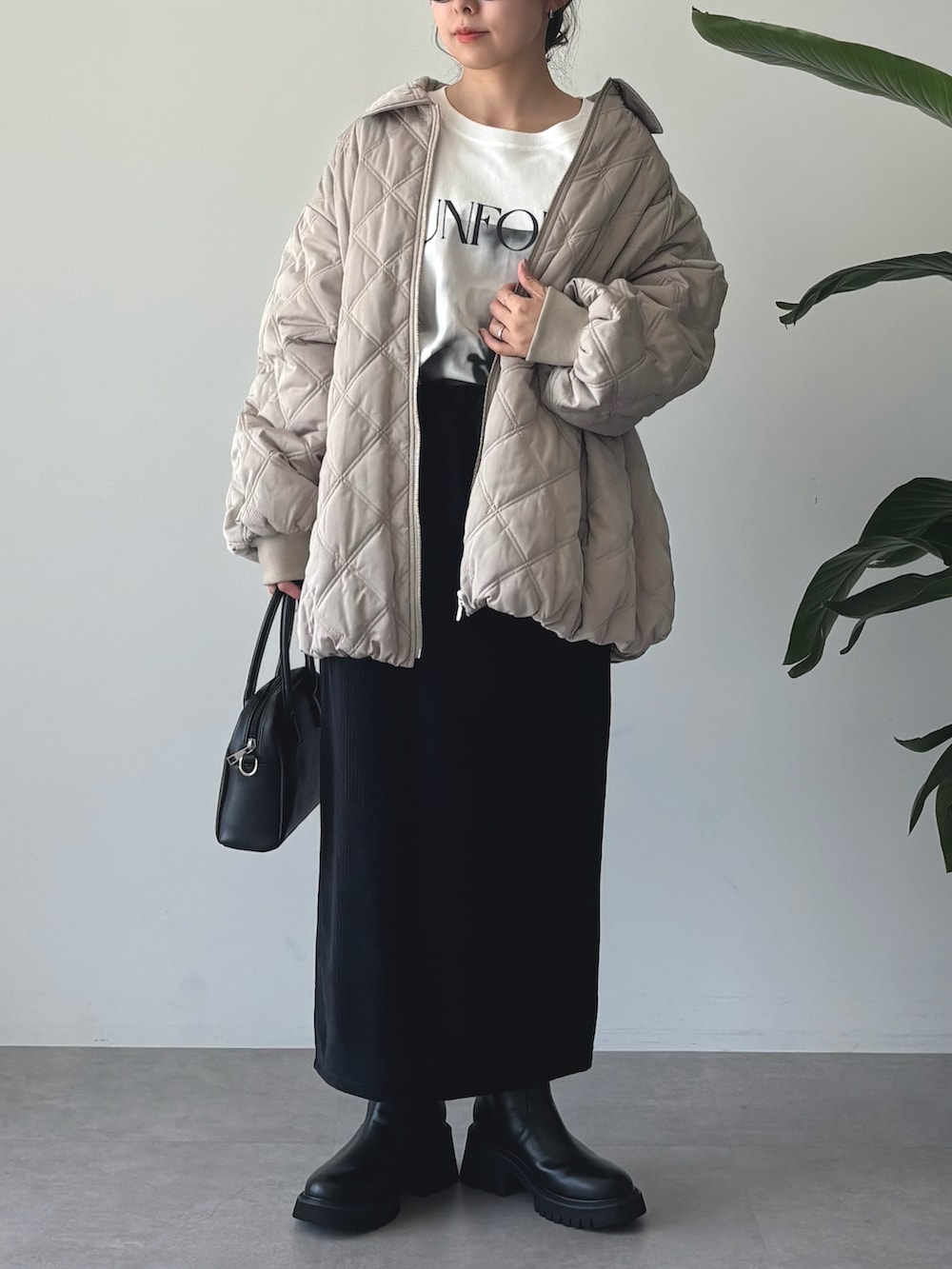 その他のTシャツ/カットソー、ベージュ系のブルゾン、ブラック系のスカートを着用したレディースの秋コーディネートの4枚目の写真