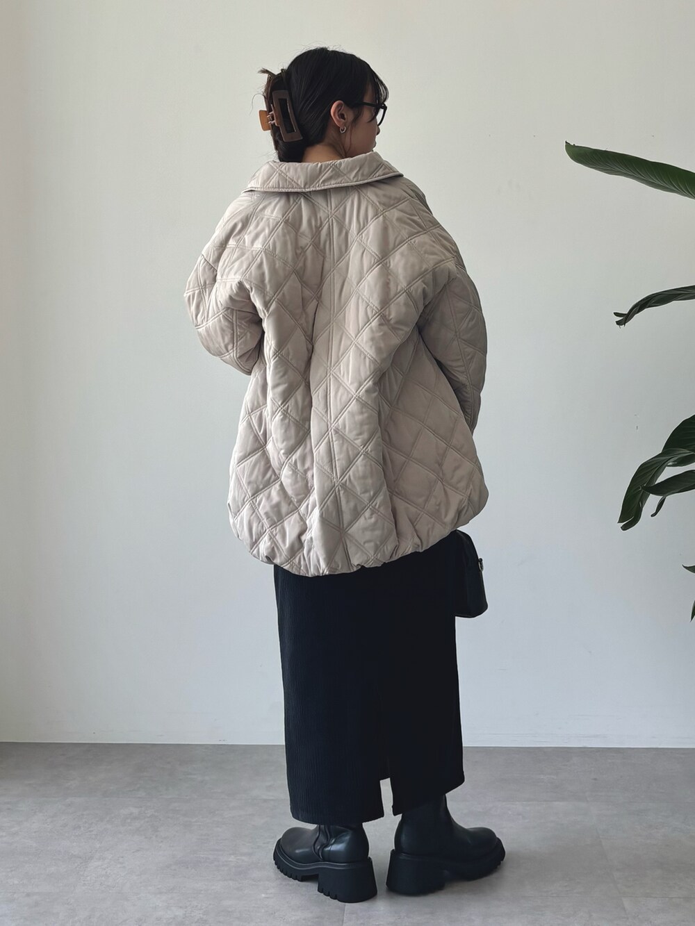 その他のTシャツ/カットソー、ベージュ系のブルゾン、ブラック系のスカートを着用したレディースの秋コーディネートの3枚目の写真