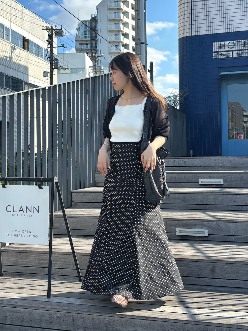 その他のスカート、グレー系のパンプス、ブラウン系のハンドバッグを着用したレディースの夏コーディネートの4枚目の写真