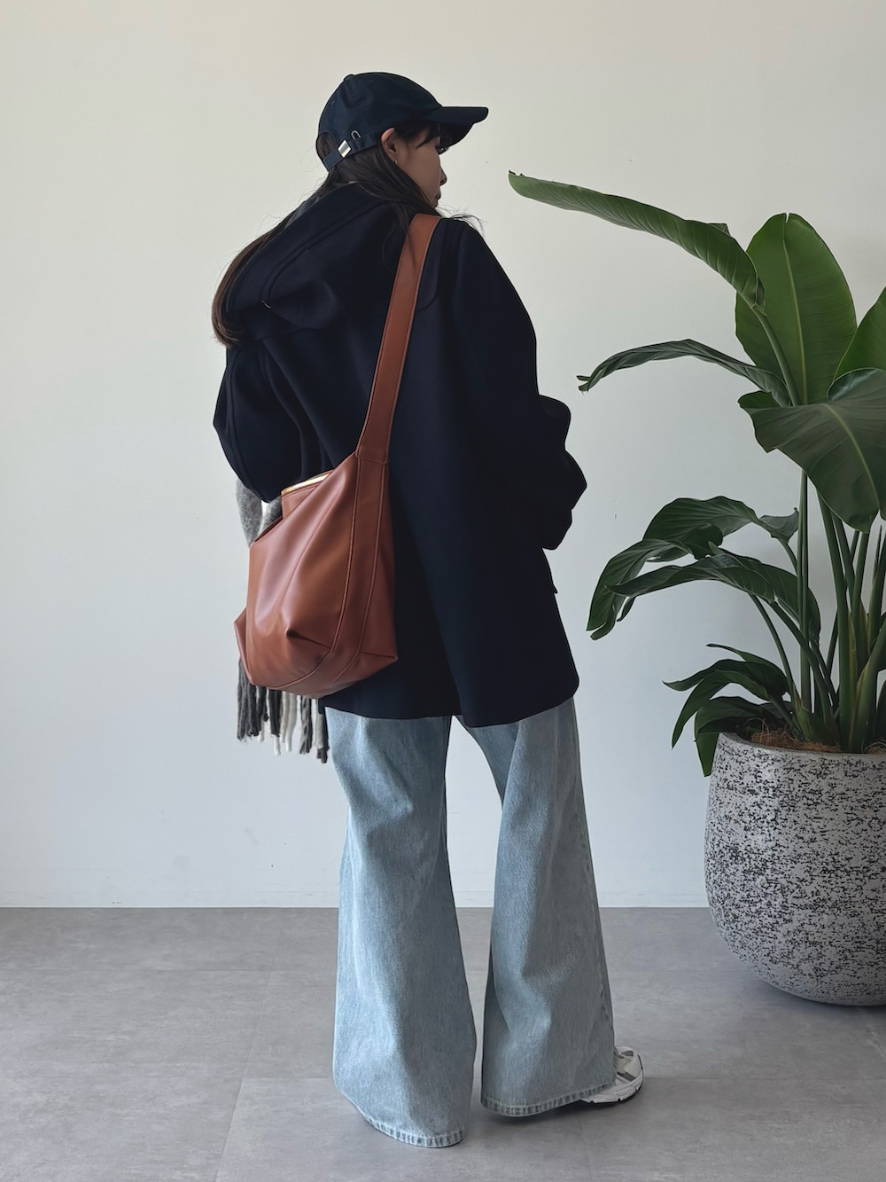 ブルー系のダッフルコート、ブルー系のデニムパンツを着用したレディースの秋コーディネートの4枚目の写真