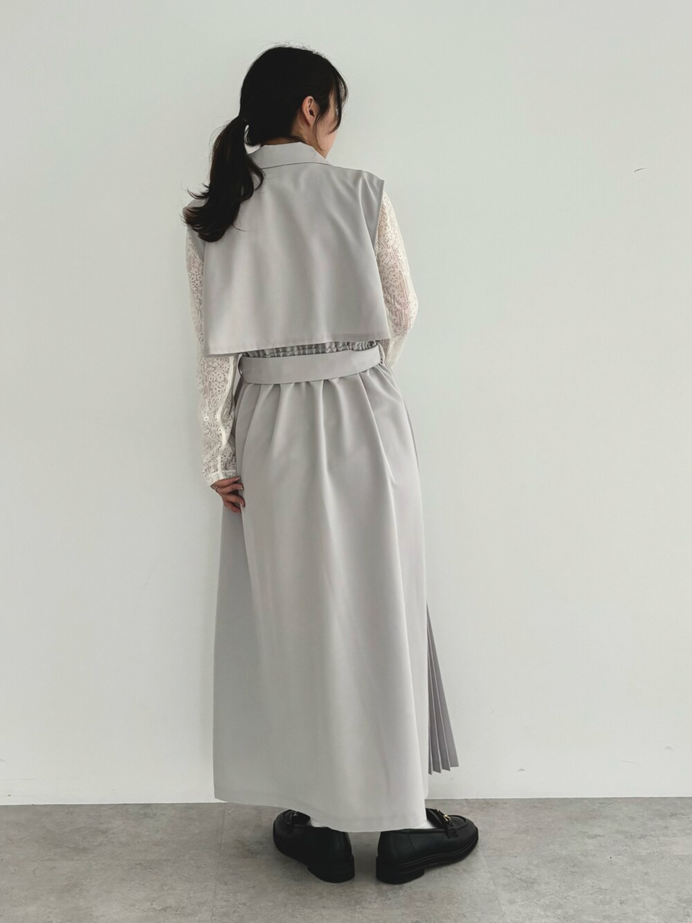 グレー系のベスト、ホワイト系のTシャツ/カットソーを着用したレディースの春コーディネートの4枚目の写真