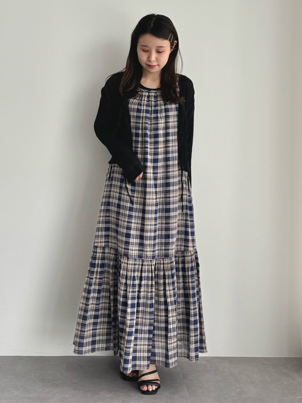 ブルー系のワンピース、ブラック系のシャツ/ブラウスを着用したレディースの春コーディネートの2枚目の写真