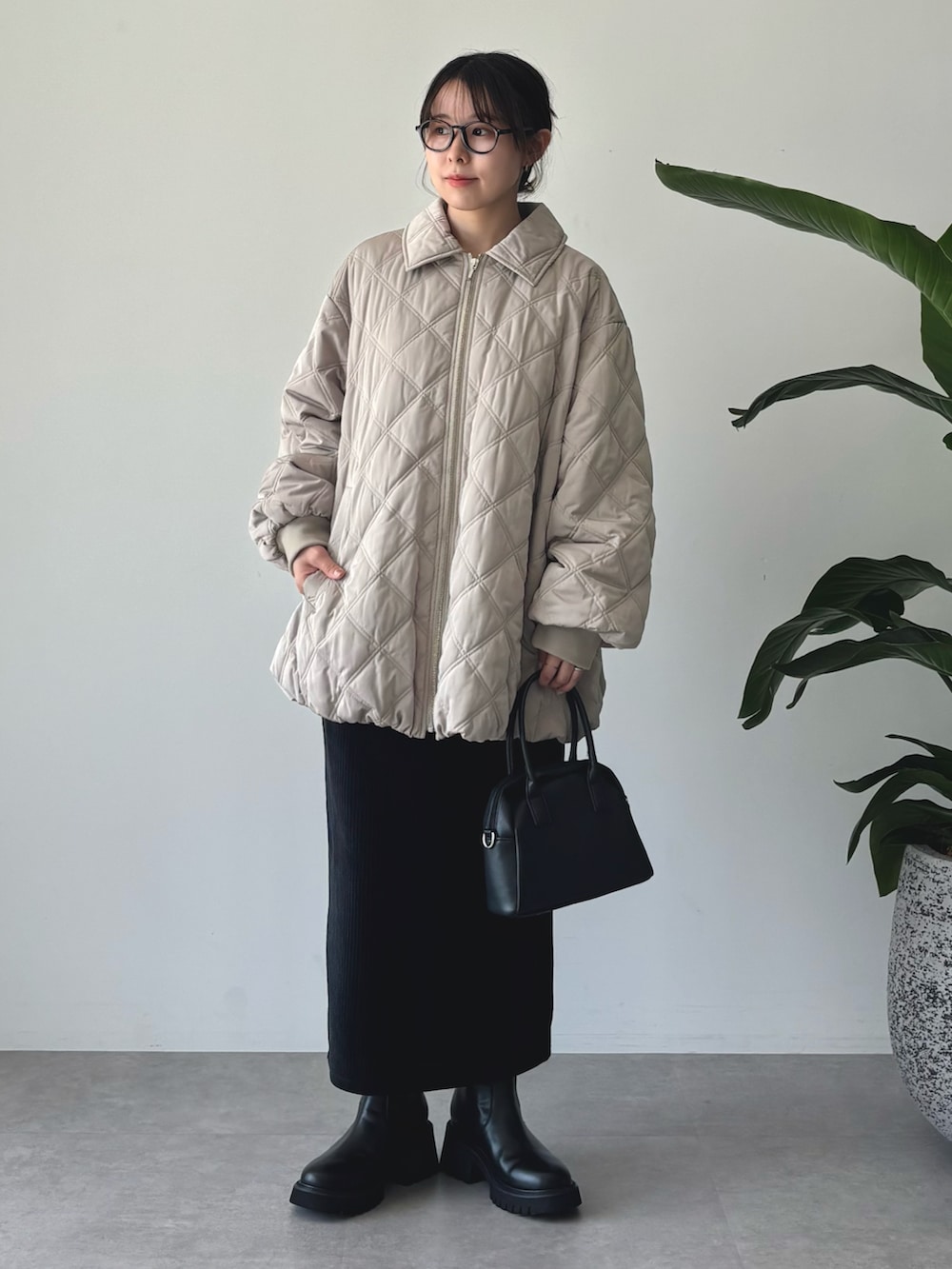 その他のTシャツ/カットソー、ベージュ系のブルゾン、ブラック系のスカートを着用したレディースの秋コーディネートの5枚目の写真