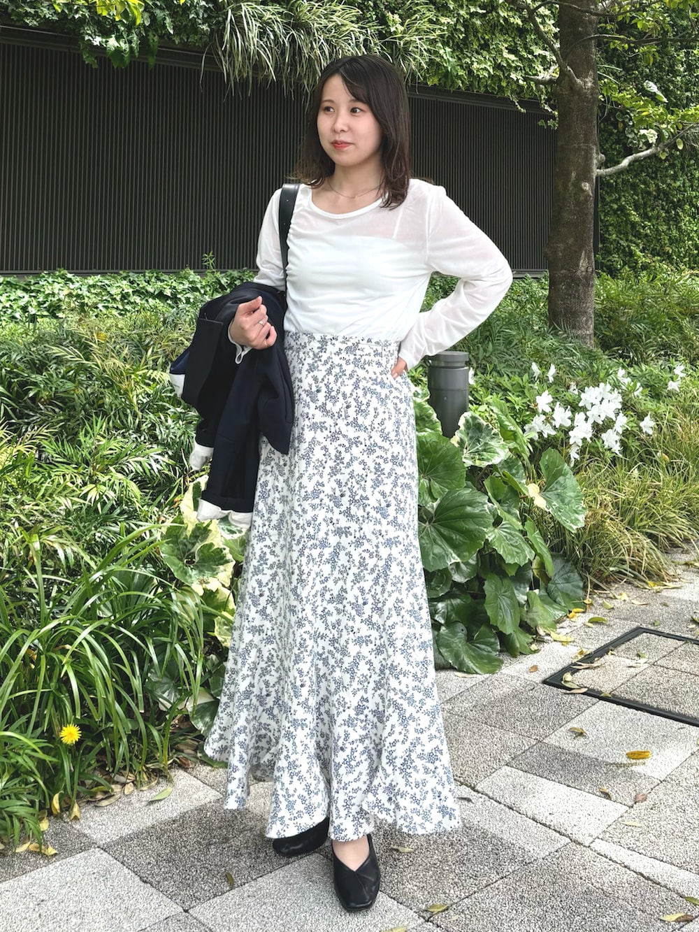 ホワイト系のTシャツ/カットソー、その他のスカート、ブラック系のパンプスを着用したレディースの春コーディネートの2枚目の写真