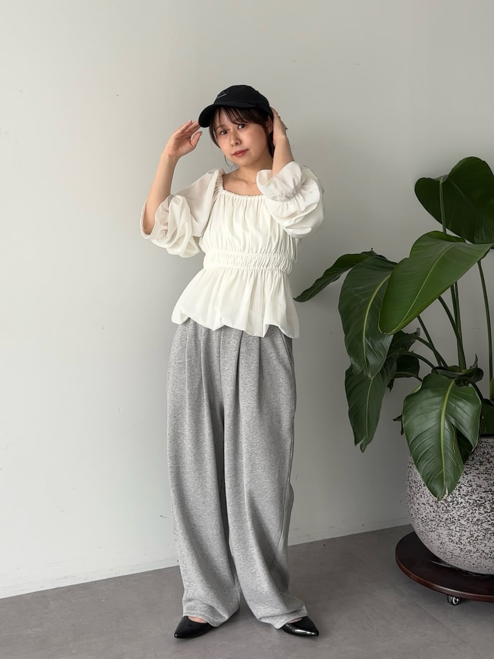 ホワイト系のシャツ/ブラウス、グレー系のその他パンツを着用したレディースの春コーディネートの2枚目の写真