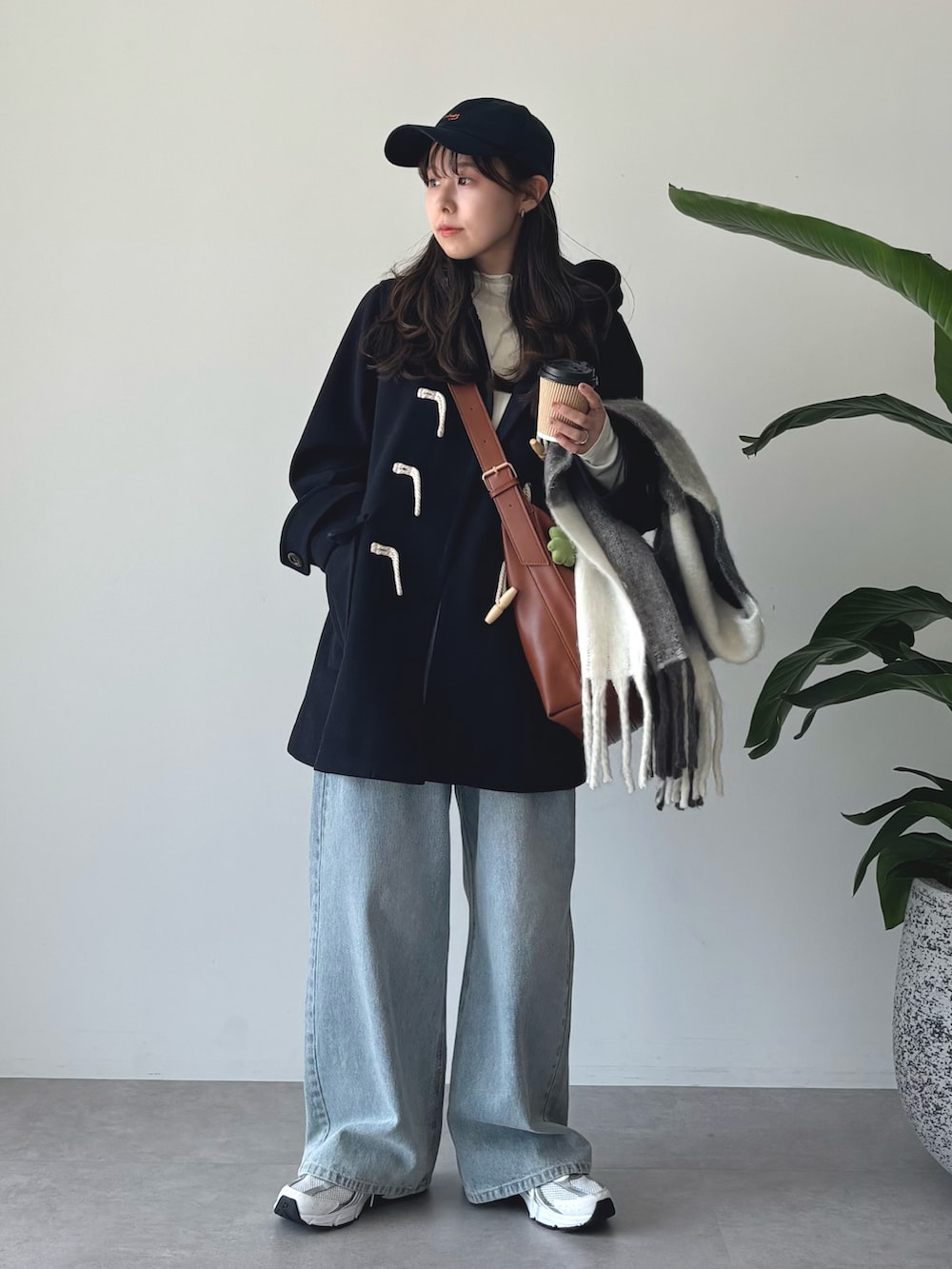 ブルー系のダッフルコート、ブルー系のデニムパンツを着用したレディースの秋コーディネートの2枚目の写真