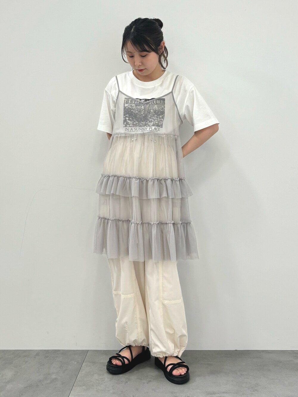 ベージュ系のカーゴパンツ、グレー系のワンピース、その他のTシャツ/カットソーを着用したレディースの春コーディネートの2枚目の写真