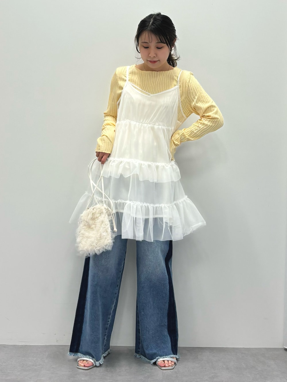 ホワイト系のワンピース、ブルー系のデニムパンツ、イエロー系のTシャツ/カットソーを着用したレディースの春コーディネートの3枚目の写真