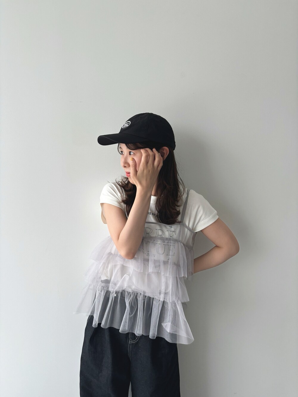 ホワイト系のTシャツ/カットソー、ブラック系のデニムパンツ、グレー系のキャミソールを着用したレディースの夏コーディネートの2枚目の写真