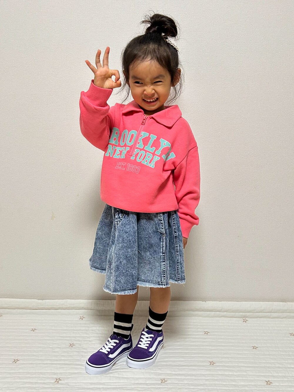 ピンク系のスウェット、ブルー系のスカートを着用したキッズの冬コーディネートの2枚目の写真