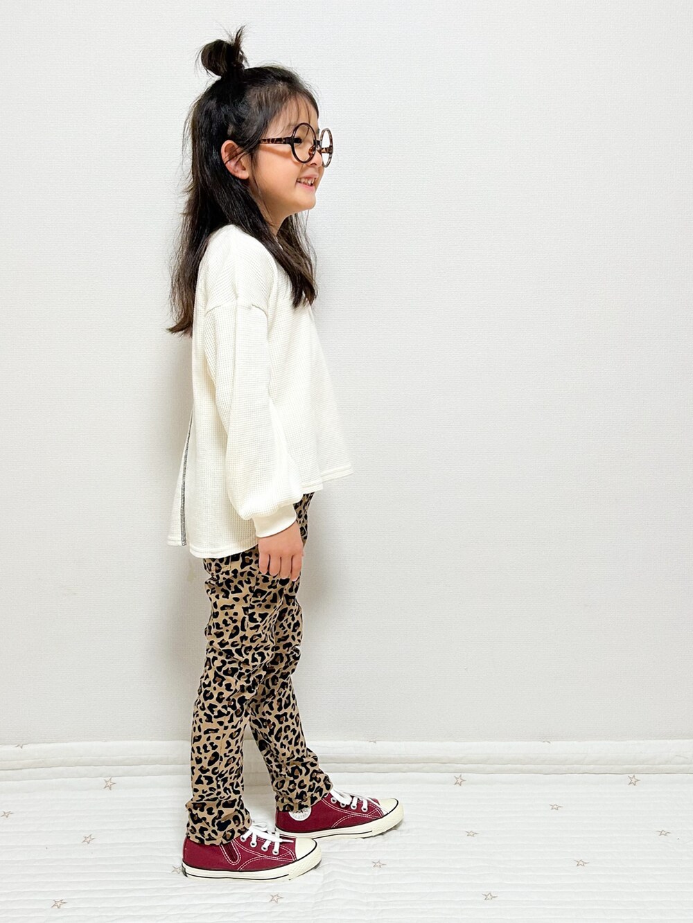 ブラウン系のその他パンツ、パープル系のTシャツ/カットソー、ホワイト系のTシャツ/カットソーを着用したキッズの冬コーディネートの4枚目の写真