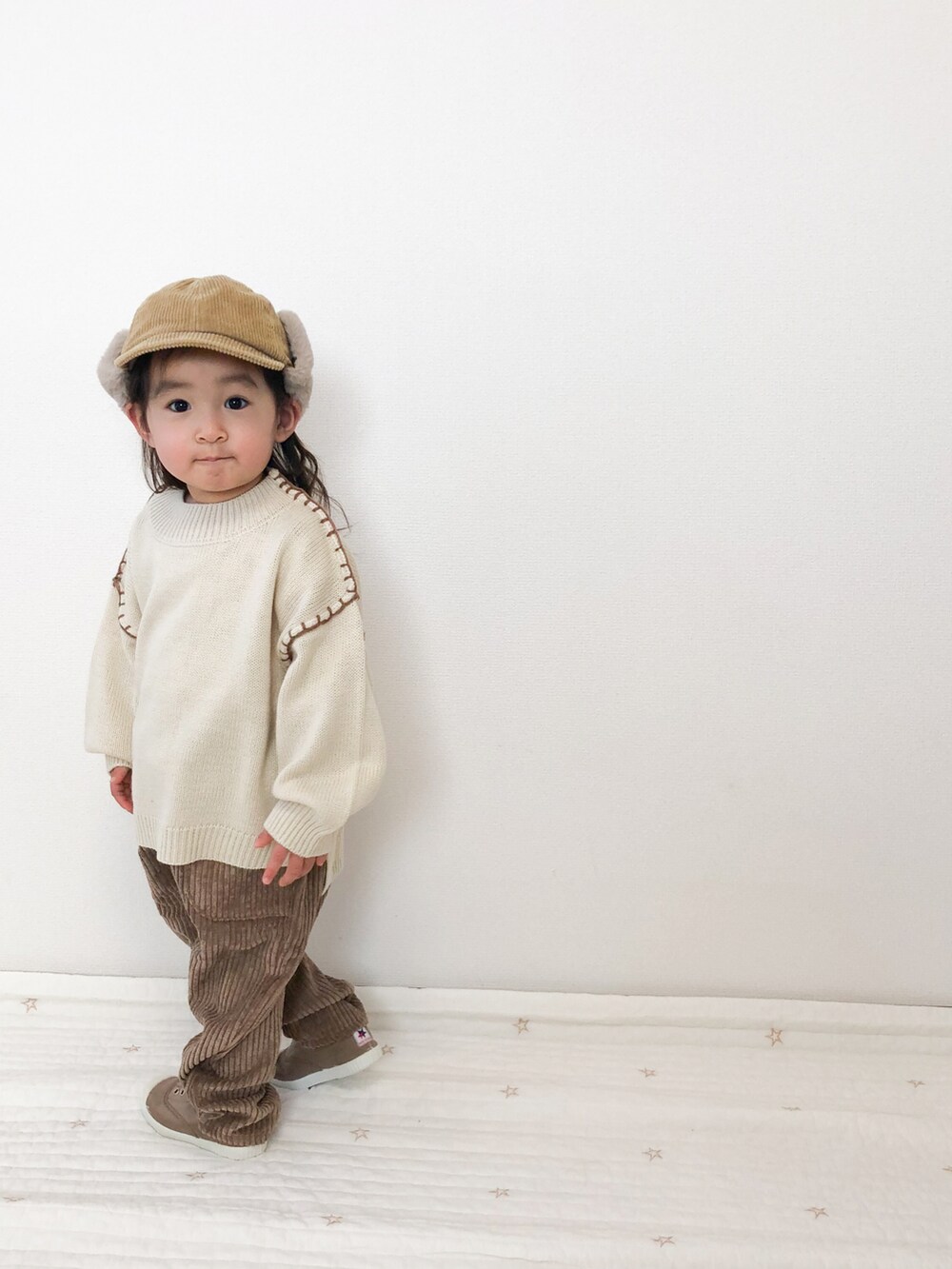 ブラウン系のその他パンツ、ブルー系のニット/セーター、ホワイト系のニット/セーターを着用したキッズの冬コーディネートの3枚目の写真