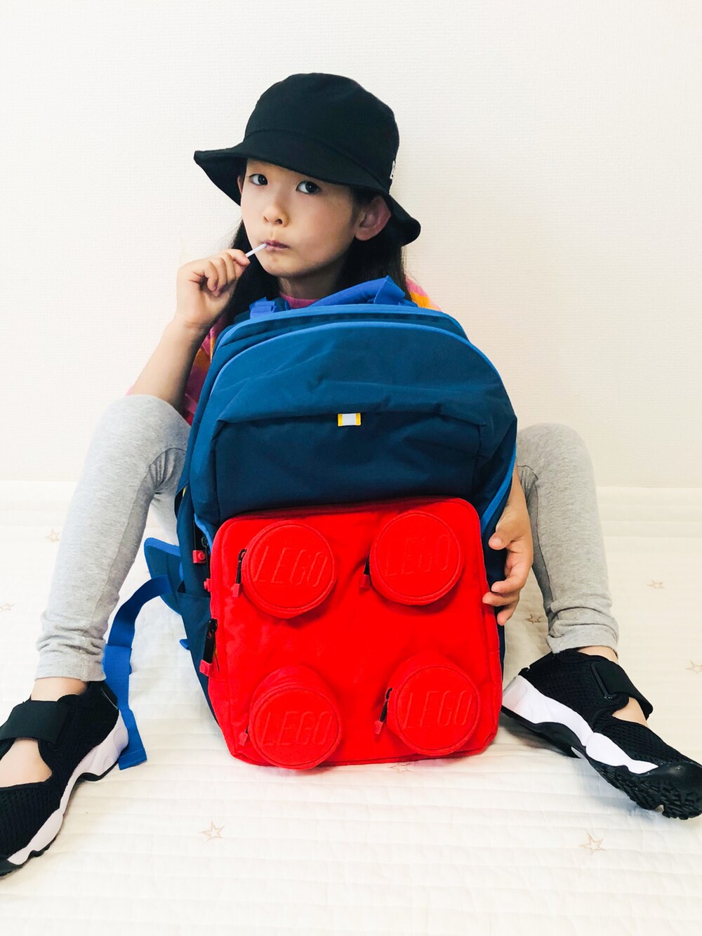 その他のバックパック/リュック、ピンク系のTシャツ/カットソー、ブラック系のスニーカーを着用したキッズの夏コーディネートの3枚目の写真