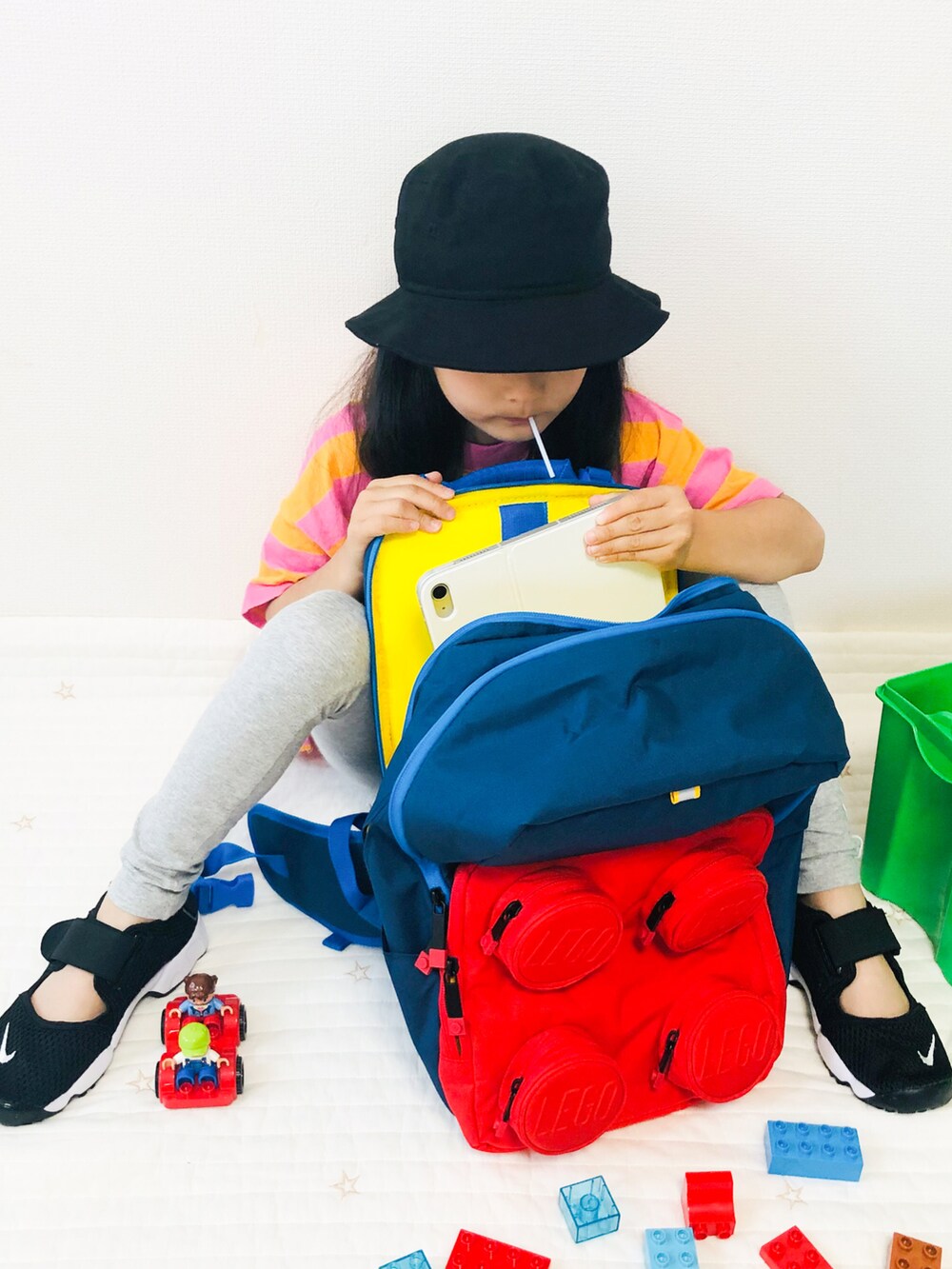 その他のバックパック/リュック、ピンク系のTシャツ/カットソー、ブラック系のスニーカーを着用したキッズの夏コーディネートの5枚目の写真