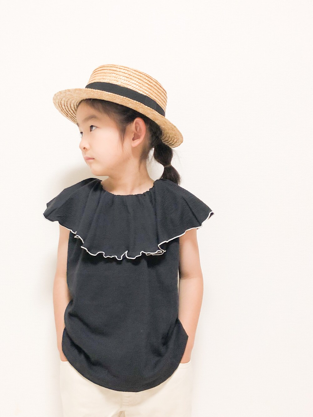 ブラック系のシャツ/ブラウス、ホワイト系のその他パンツ、ブラック系のサンダルを着用したキッズの夏コーディネートの3枚目の写真