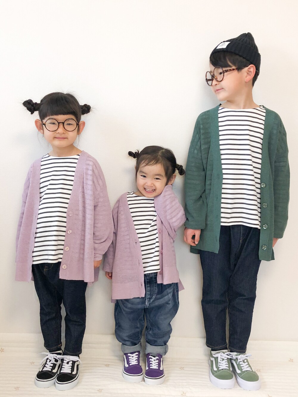 ブルー系のデニムパンツ、ブルー系のデニムパンツ、ブルー系のデニムパンツを着用したキッズの春コーディネートの5枚目の写真