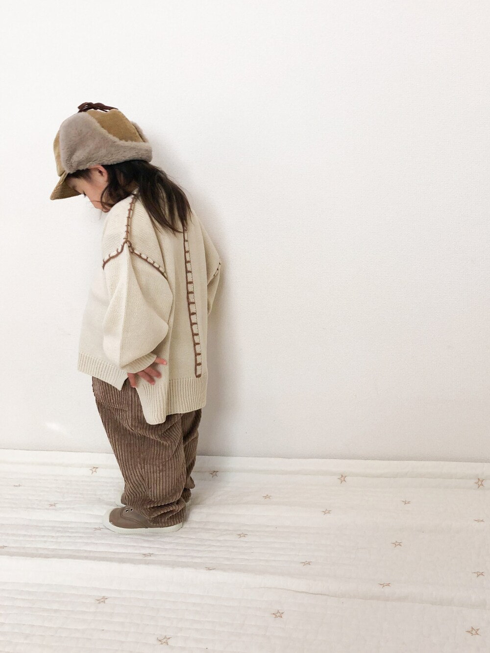 ブラウン系のその他パンツ、ブルー系のニット/セーター、ホワイト系のニット/セーターを着用したキッズの冬コーディネートの5枚目の写真