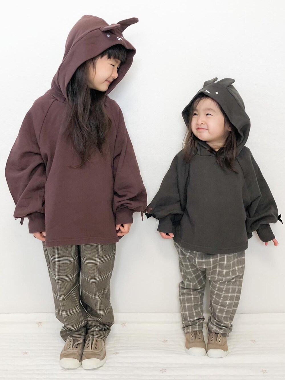 グレー系のパーカー、ブラウン系のパーカー、ブラウン系のパンツを着用したキッズの冬コーディネートの3枚目の写真