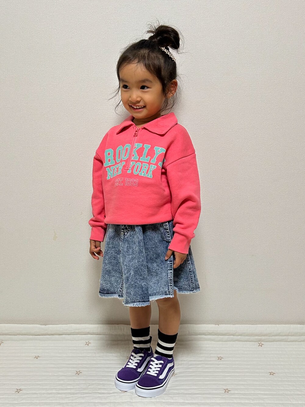 ピンク系のスウェット、ブルー系のスカートを着用したキッズの冬コーディネートの3枚目の写真