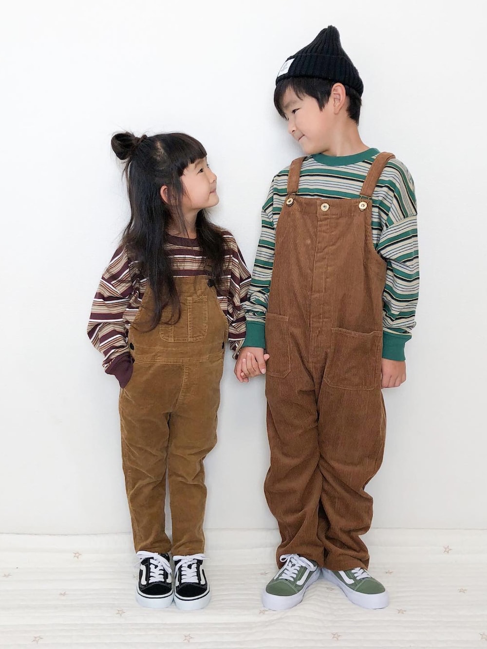 グリーン系のスニーカー、ブラック系のスニーカー、ブラウン系のTシャツ/カットソーを着用したキッズの冬コーディネートの3枚目の写真