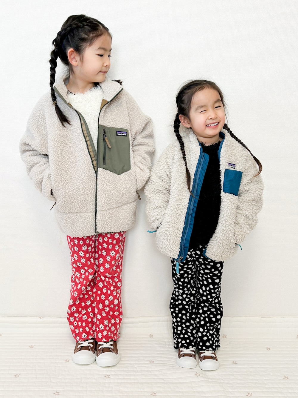 レッド系のその他パンツ、ブラック系のその他パンツ、ベージュ系のブルゾンを着用したキッズの春コーディネートの2枚目の写真