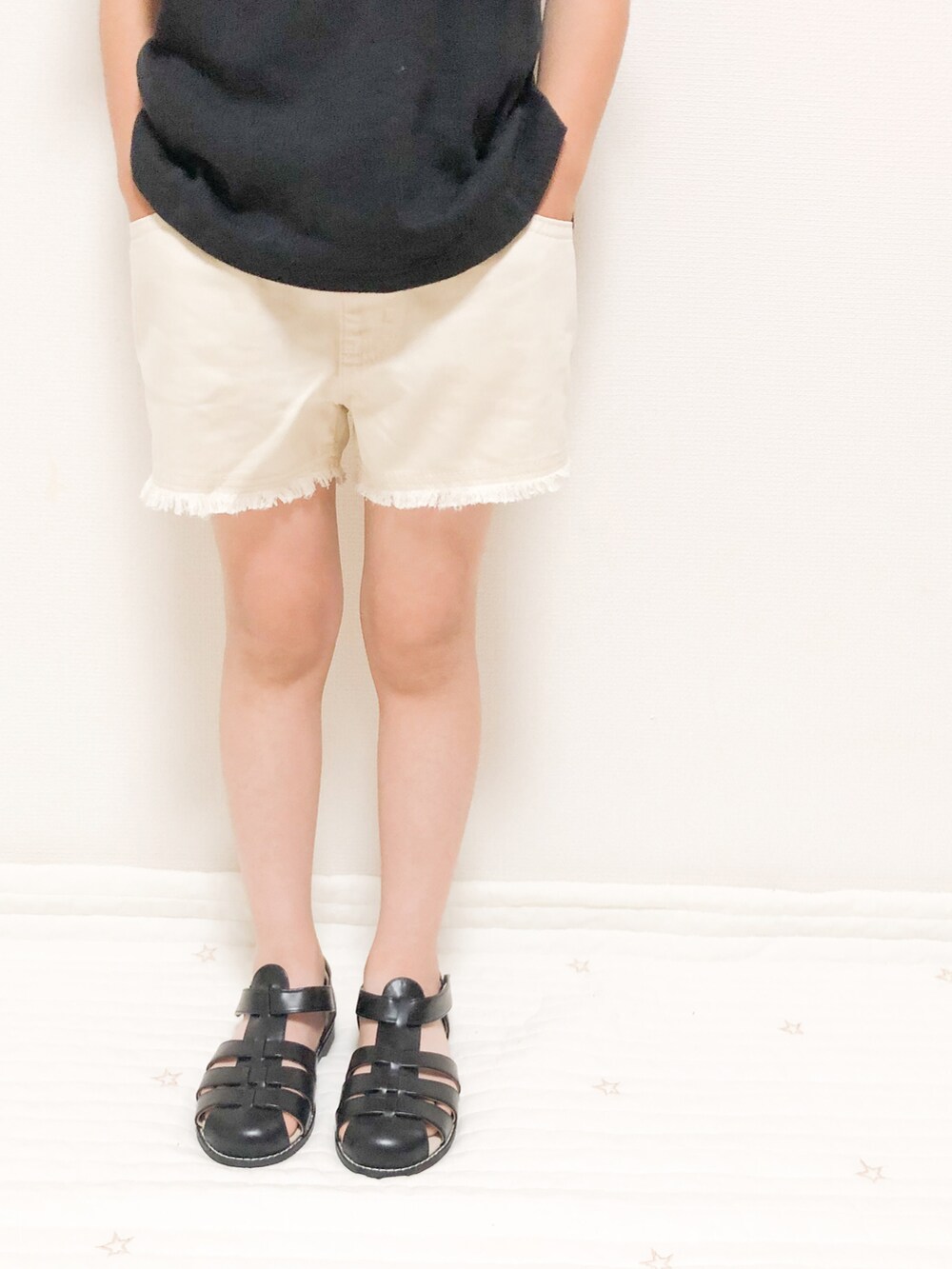 ブラック系のシャツ/ブラウス、ホワイト系のその他パンツ、ブラック系のサンダルを着用したキッズの夏コーディネートの4枚目の写真