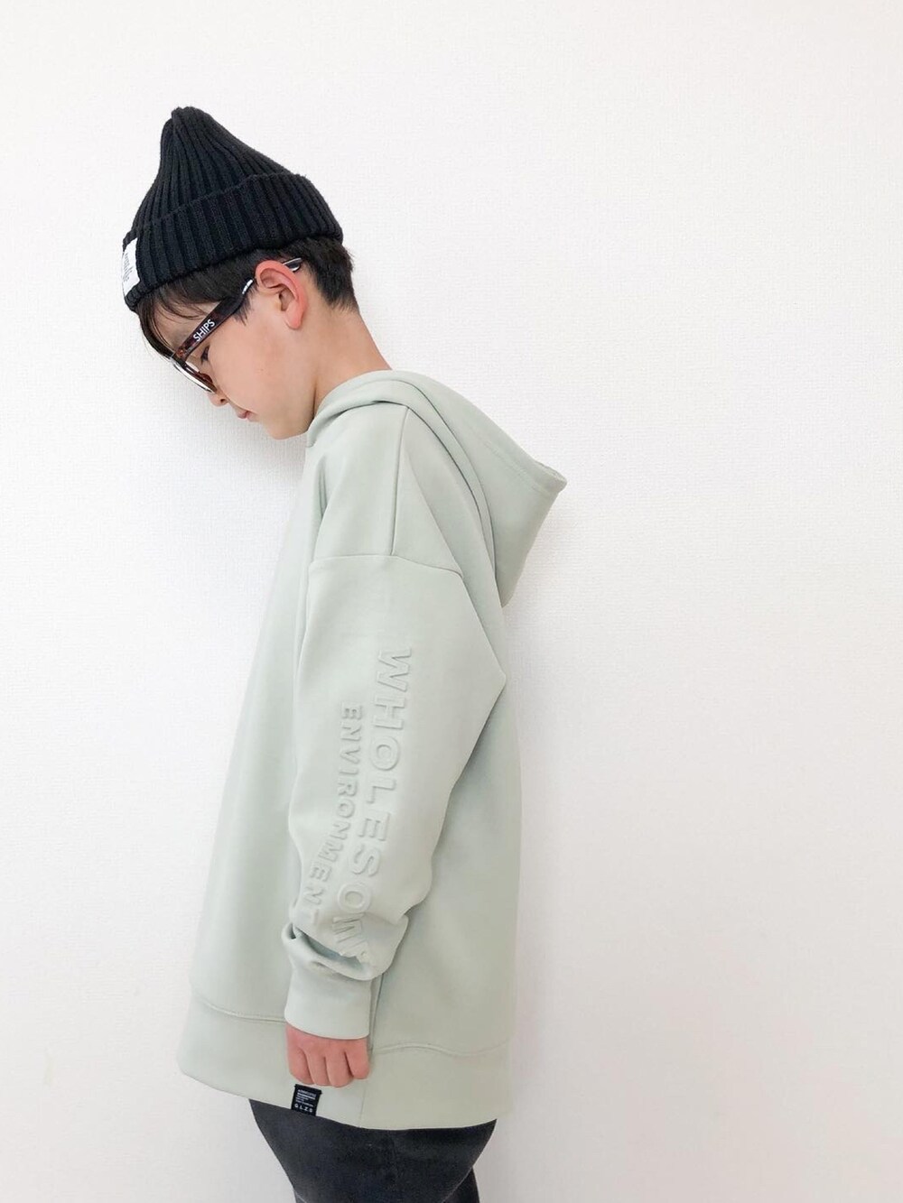 グレー系のデニムパンツ、グリーン系のスニーカー、グリーン系のパーカーを着用したキッズの春コーディネートの4枚目の写真